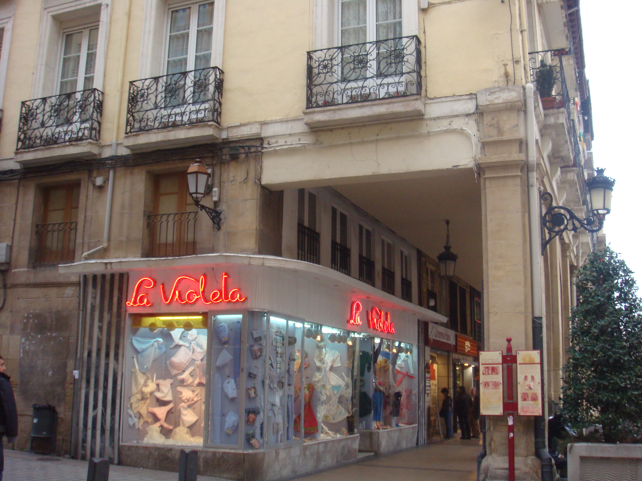 AQUELLOS MARAVILLOSOS ESCAPARATES CURVOS